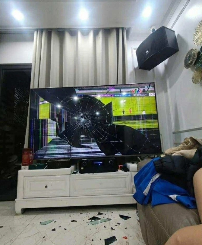 被中国队完胜！越南球迷输球怒砸电视机 画面感人